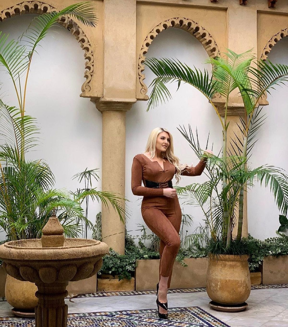 Raluca Câmpean, blonda care a lăsat în urma cariera de prezentatoare TV pentru a-l urma pe Reda Jaadi