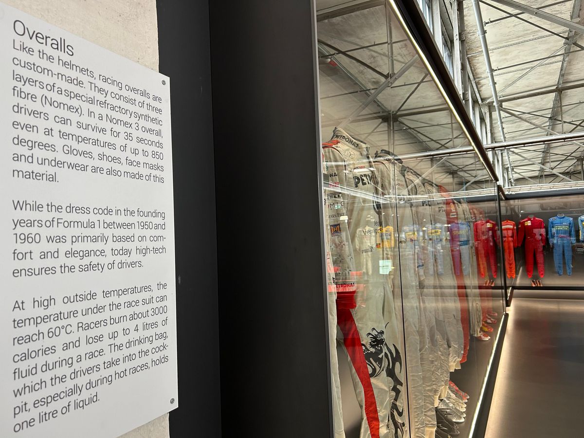 Pășiți în „sanctuarul” lui Michael Schumacher, lumea roșie a GOAT-ului din Formula 1! Colecția din Koln îți taie respirația