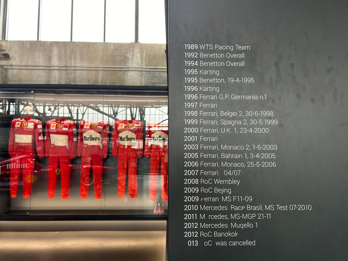 Pășiți în „sanctuarul” lui Michael Schumacher, lumea roșie a GOAT-ului din Formula 1! Colecția din Koln îți taie respirația