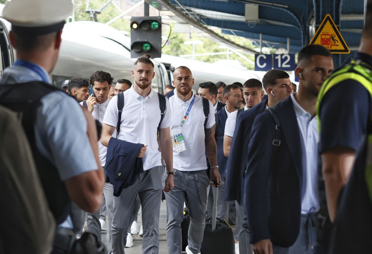 Cu „Măciuca” la atac » Gălăgioșii fani români i-au așteptat pe „tricolori” în gara din Koln, în ciuda unor confuzii privind sosirea trenului