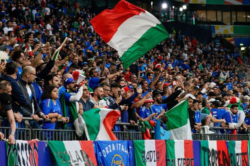 Deși nu au fost mai mult de 20.000 în tribune la meciurile de la Euro 2024, italienii nu sunt cumpătați când vine vorba de trofeu / Foto: Imago