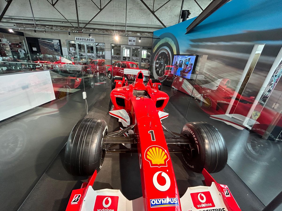Pășiți în „sanctuarul” lui Michael Schumacher, lumea roșie a GOAT-ului din Formula 1! Colecția din Koln îți taie respirația