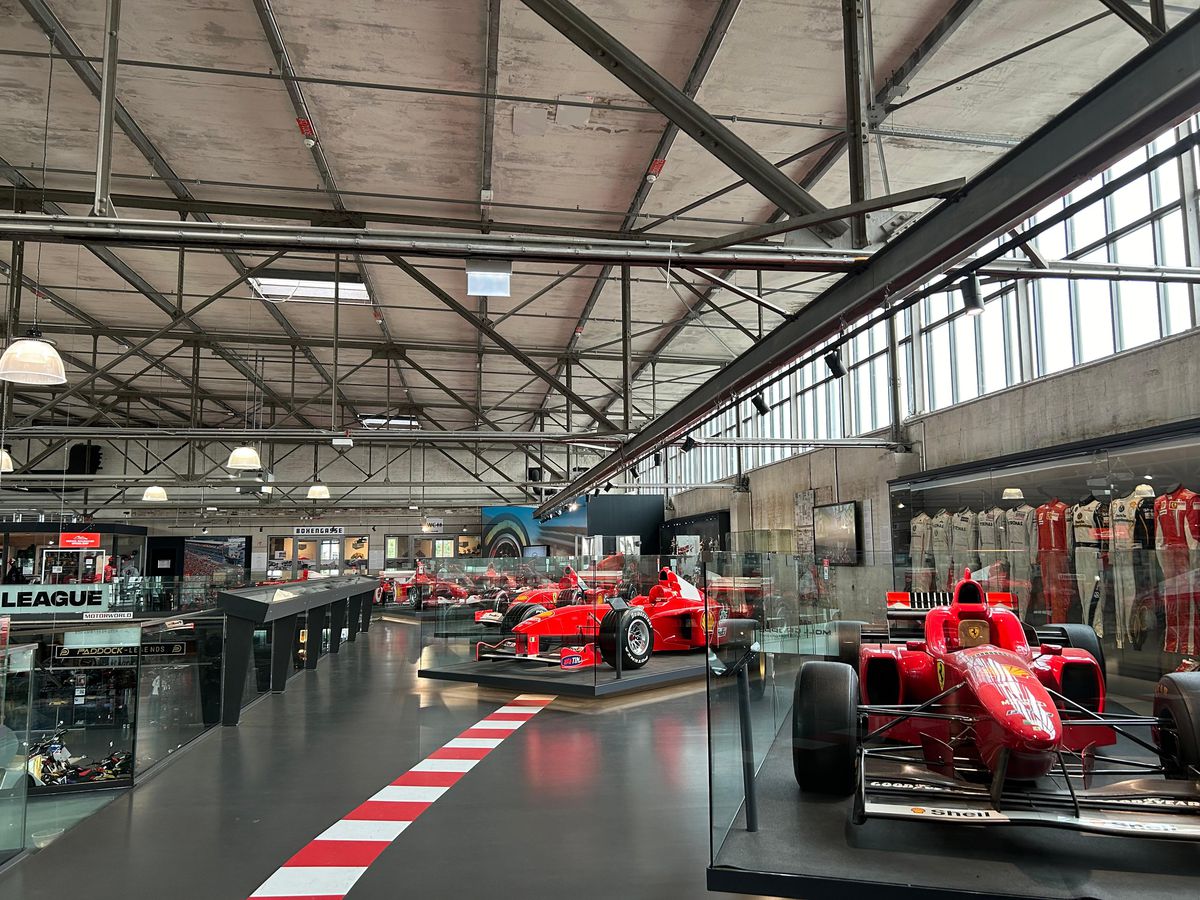 Pășiți în „sanctuarul” lui Michael Schumacher, lumea roșie a GOAT-ului din Formula 1! Colecția din Koln îți taie respirația