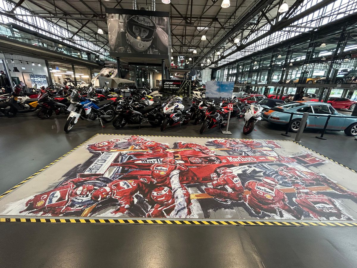 Pășiți în „sanctuarul” lui Michael Schumacher, lumea roșie a GOAT-ului din Formula 1! Colecția din Koln îți taie respirația