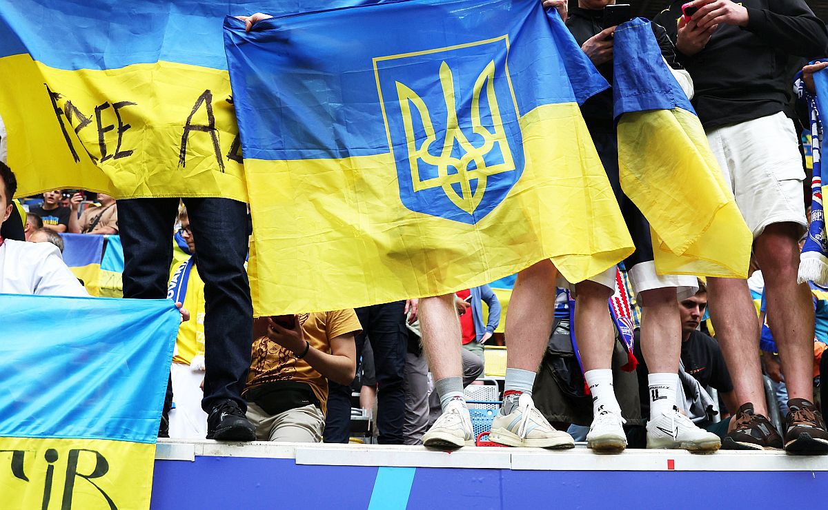 Banner controversat afișat de ucraineni, dat jos la pauză! » L-au contestat pe Zelenski?