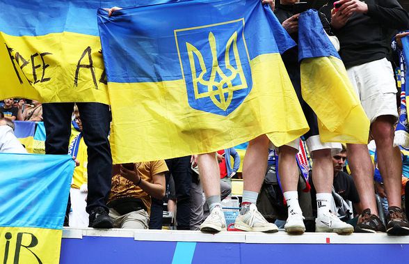 Banner controversat afișat de ucraineni, dat jos la pauză! » L-au contestat pe Zelenski?