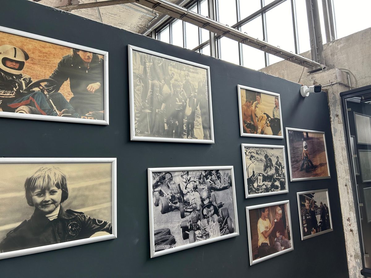 Pășiți în „sanctuarul” lui Michael Schumacher, lumea roșie a GOAT-ului din Formula 1! Colecția din Koln îți taie respirația