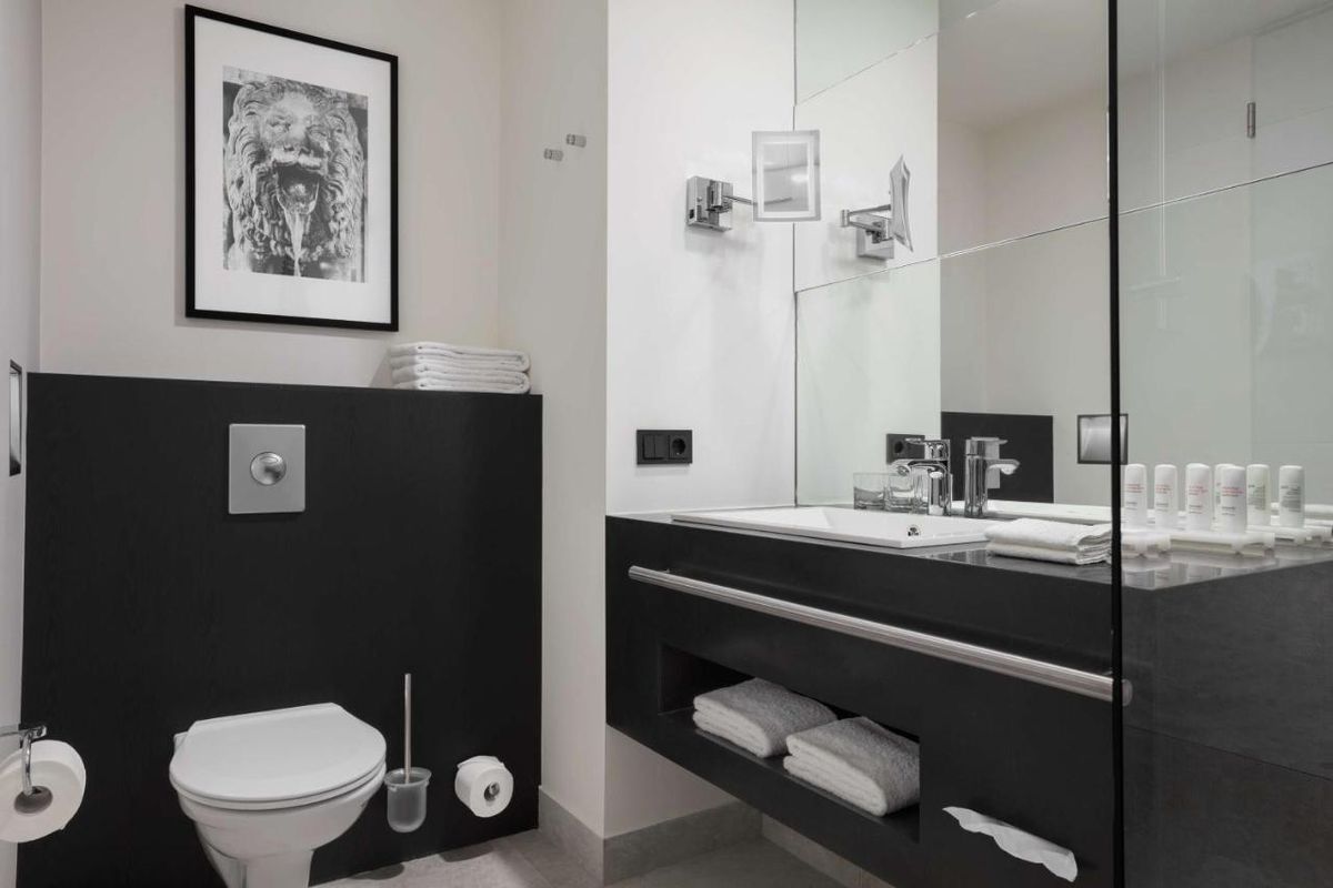 „Tricolorii” vor sta la Koln la un hotel unde camera costă 350 de euro pe noapte!