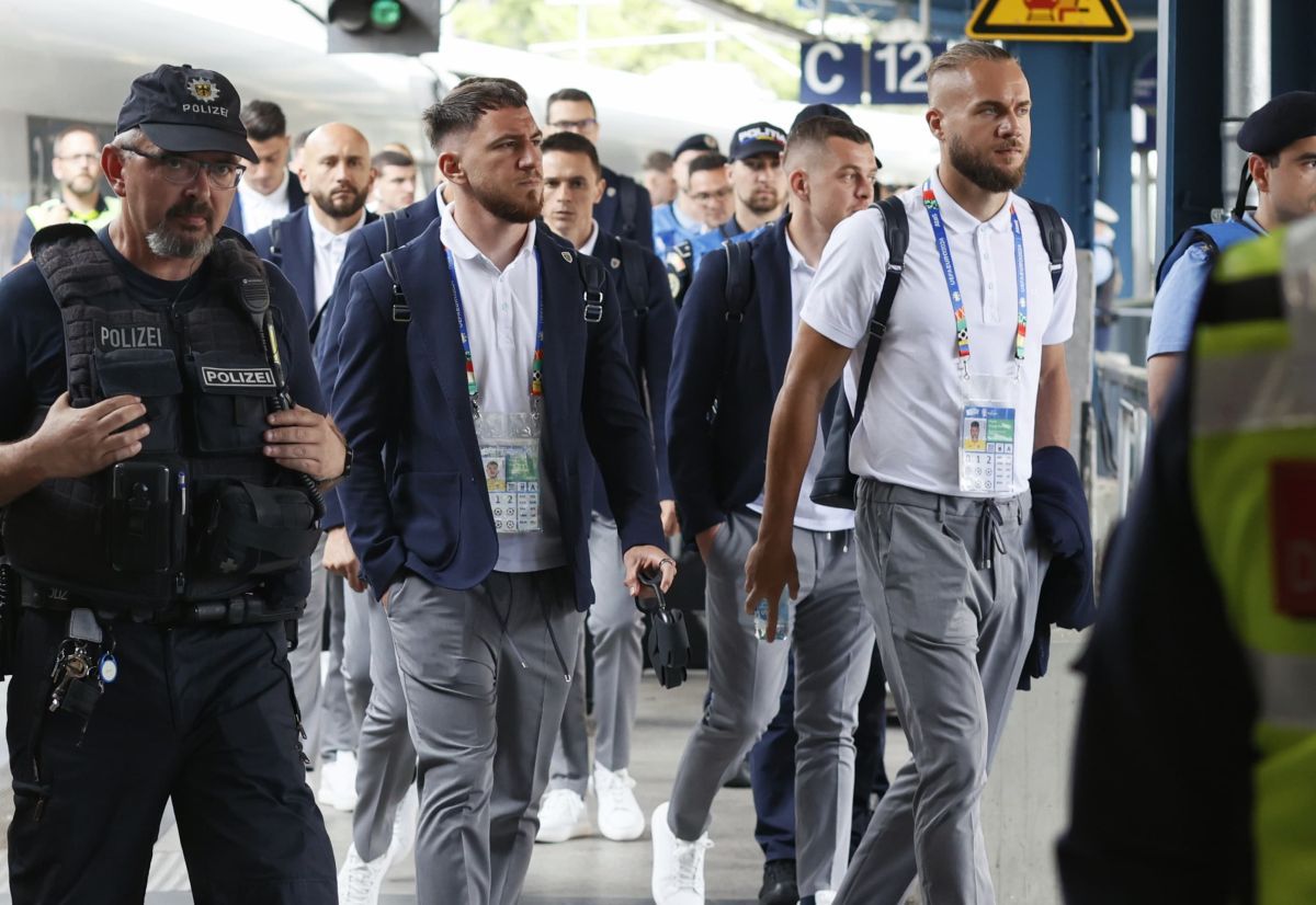 Cu „Măciuca” la atac » Gălăgioșii fani români i-au așteptat pe „tricolori” în gara din Koln, în ciuda unor confuzii privind sosirea trenului