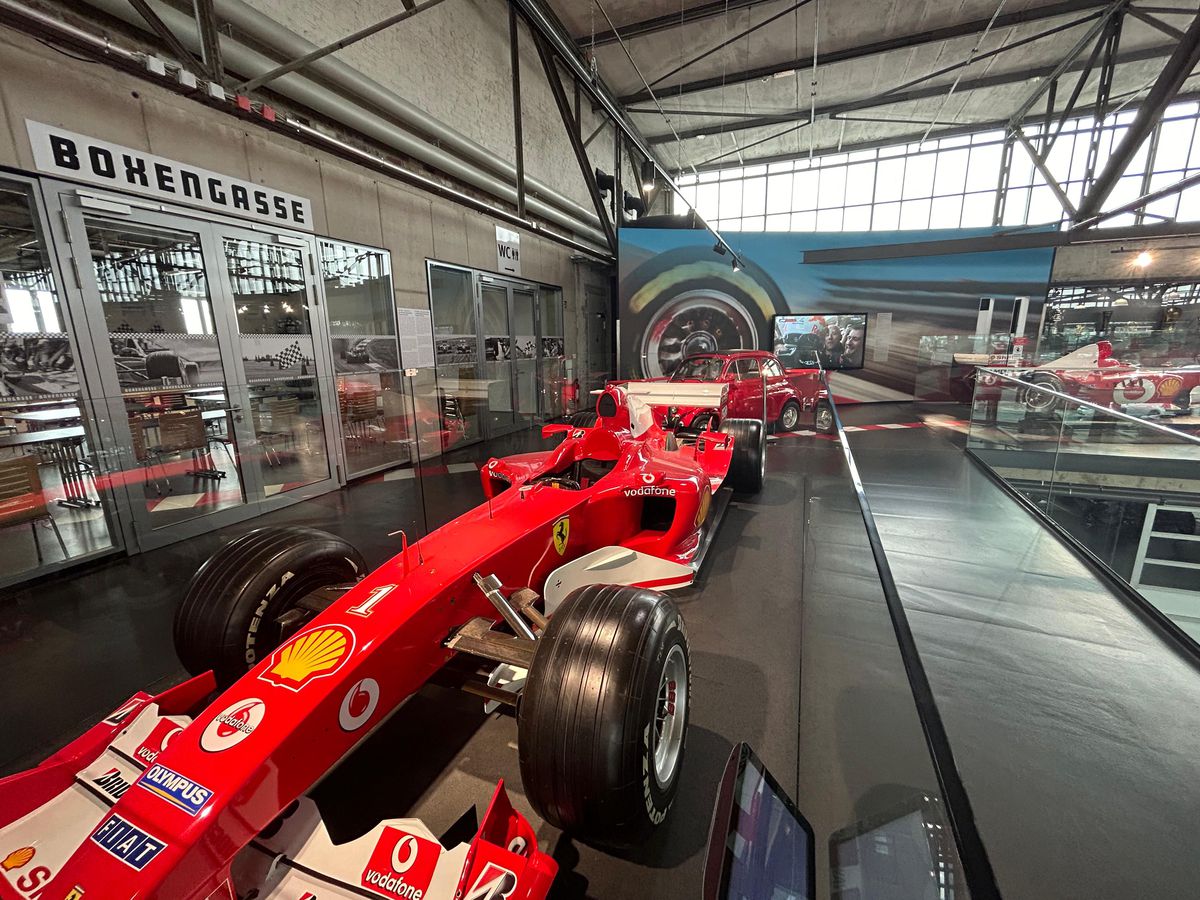 Pășiți în „sanctuarul” lui Michael Schumacher, lumea roșie a GOAT-ului din Formula 1! Colecția din Koln îți taie respirația