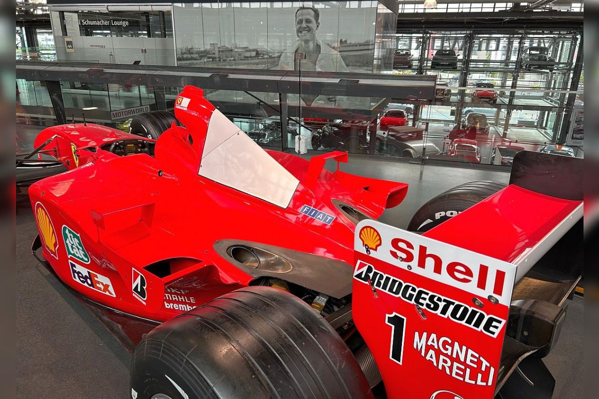 Pășiți în „sanctuarul” lui Michael Schumacher, lumea roșie a GOAT-ului din Formula 1! Colecția din Koln îți taie respirația