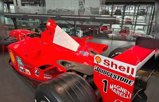 Pășiți în „sanctuarul” lui Michael Schumacher, lumea roșie a GOAT-ului din Formula 1! Colecția din Koln îți taie respirația