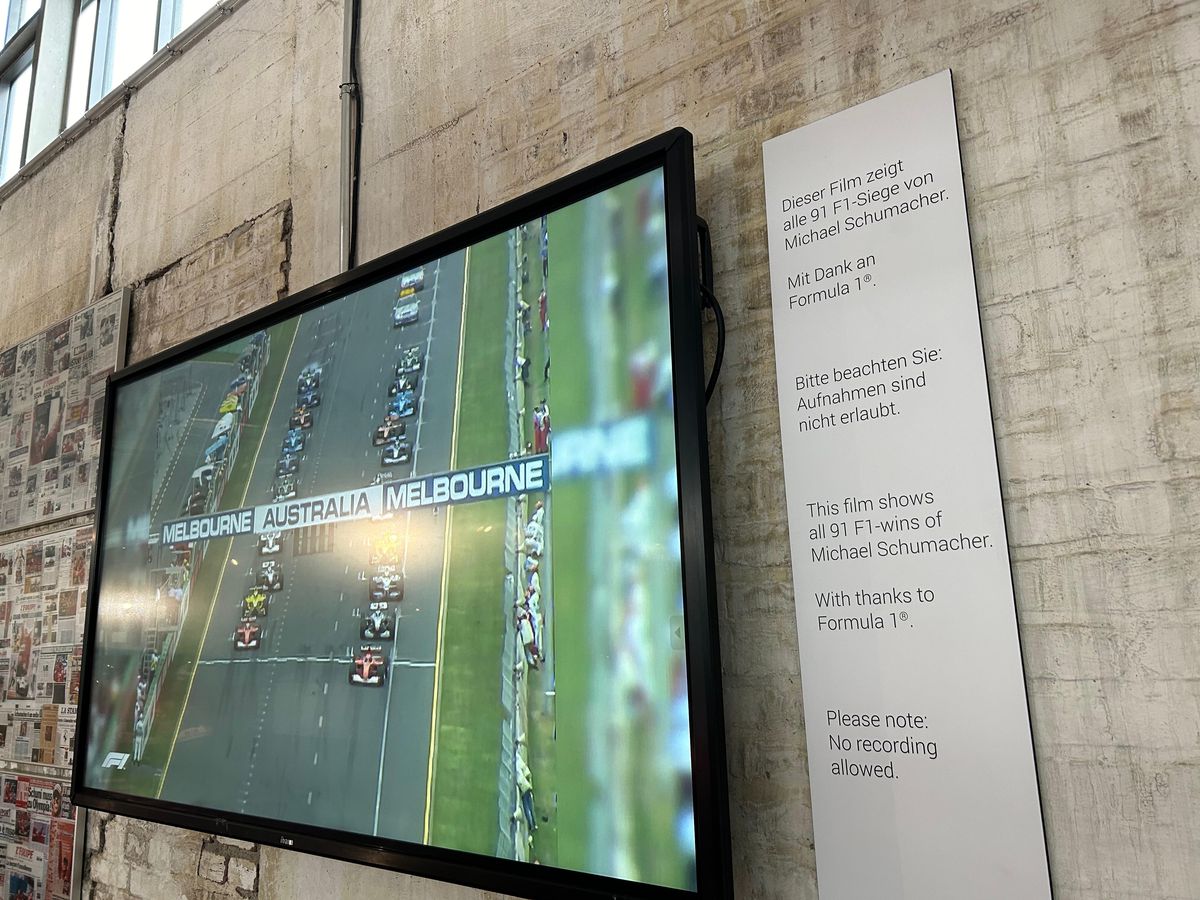 Pășiți în „sanctuarul” lui Michael Schumacher, lumea roșie a GOAT-ului din Formula 1! Colecția din Koln îți taie respirația