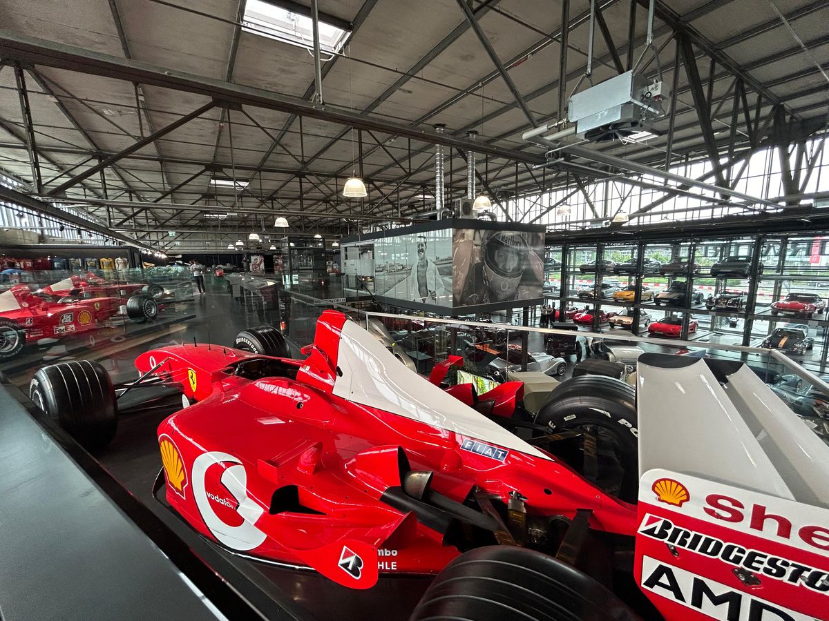 Pășiți în „sanctuarul” lui Michael Schumacher, lumea roșie a GOAT-ului din Formula 1! Colecția din Koln îți taie respirația