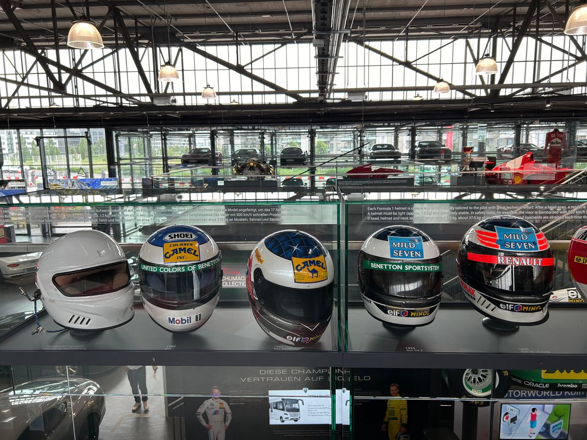 Pășiți în „sanctuarul” lui Michael Schumacher, lumea roșie a GOAT-ului din Formula 1! Colecția din Koln îți taie respirația