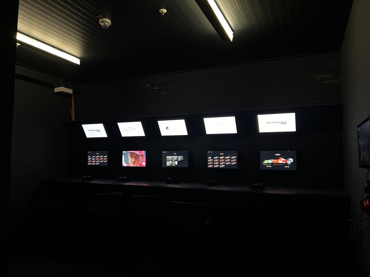 Pășiți în „sanctuarul” lui Michael Schumacher, lumea roșie a GOAT-ului din Formula 1! Colecția din Koln îți taie respirația