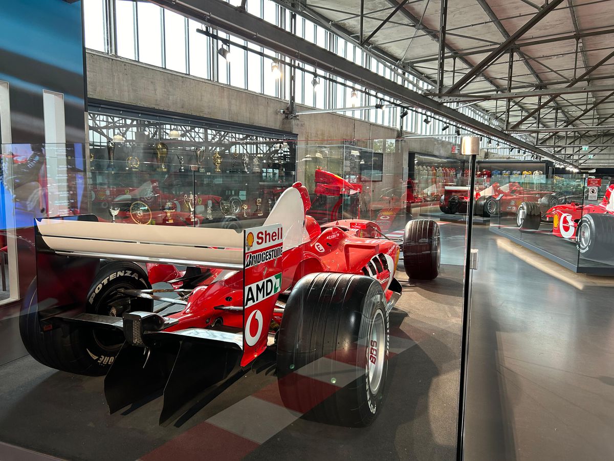 Pășiți în „sanctuarul” lui Michael Schumacher, lumea roșie a GOAT-ului din Formula 1! Colecția din Koln îți taie respirația