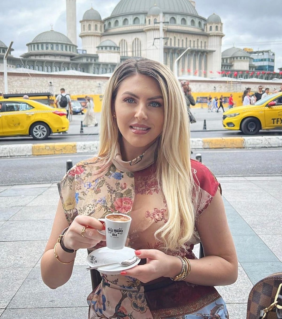 Raluca Câmpean, blonda care a lăsat în urma cariera de prezentatoare TV pentru a-l urma pe Reda Jaadi