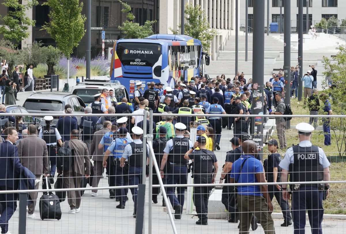 Cu „Măciuca” la atac » Gălăgioșii fani români i-au așteptat pe „tricolori” în gara din Koln, în ciuda unor confuzii privind sosirea trenului