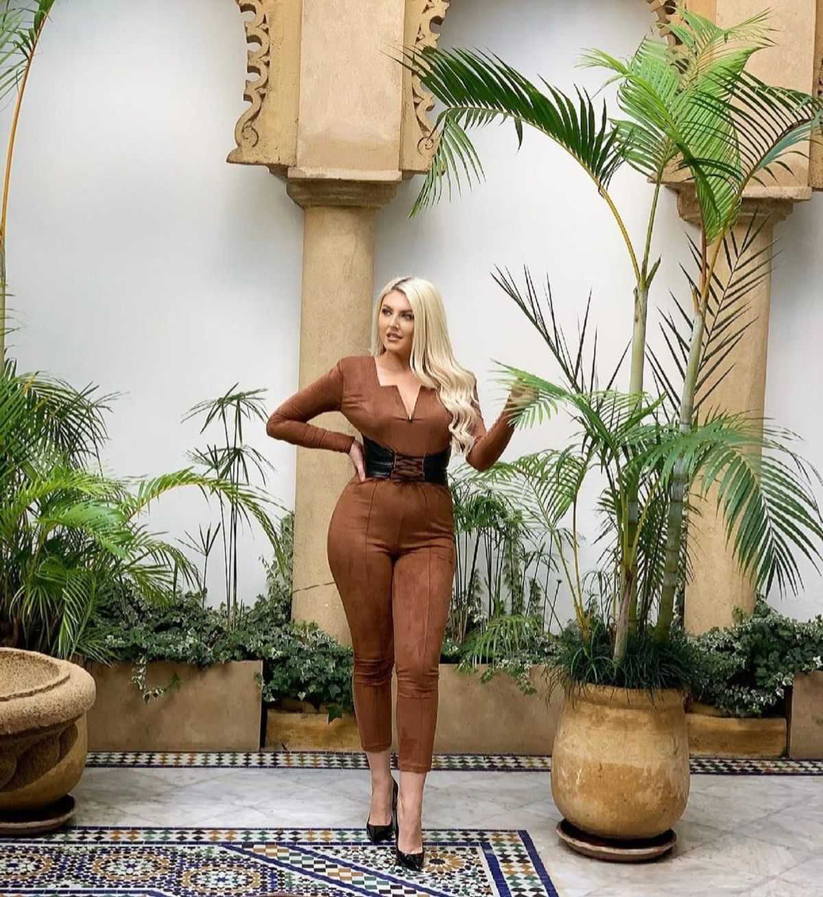 Raluca Câmpean, blonda care a lăsat în urma cariera de prezentatoare TV pentru a-l urma pe Reda Jaadi