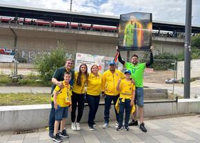 Cu „Măciuca” la atac » Gălăgioșii fani români i-au așteptat pe „tricolori” în gara din Koln, în ciuda unor confuzii privind sosirea trenului