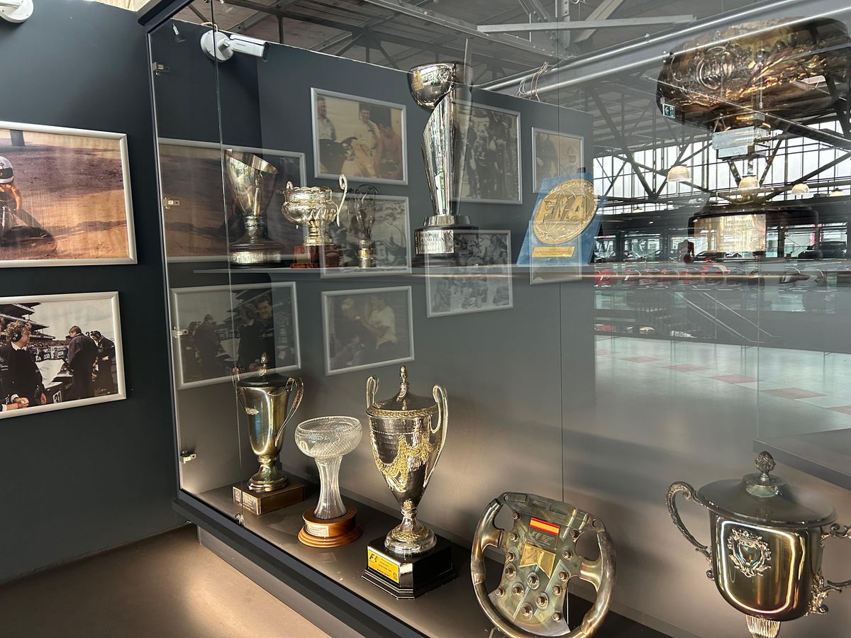 Pășiți în „sanctuarul” lui Michael Schumacher, lumea roșie a GOAT-ului din Formula 1! Colecția din Koln îți taie respirația