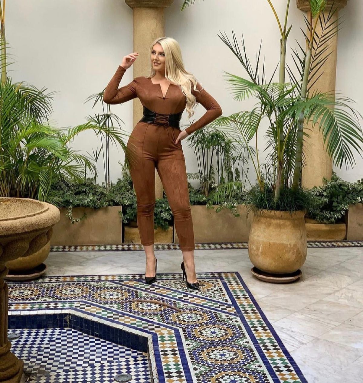 Raluca Câmpean, blonda care a lăsat în urma cariera de prezentatoare TV pentru a-l urma pe Reda Jaadi