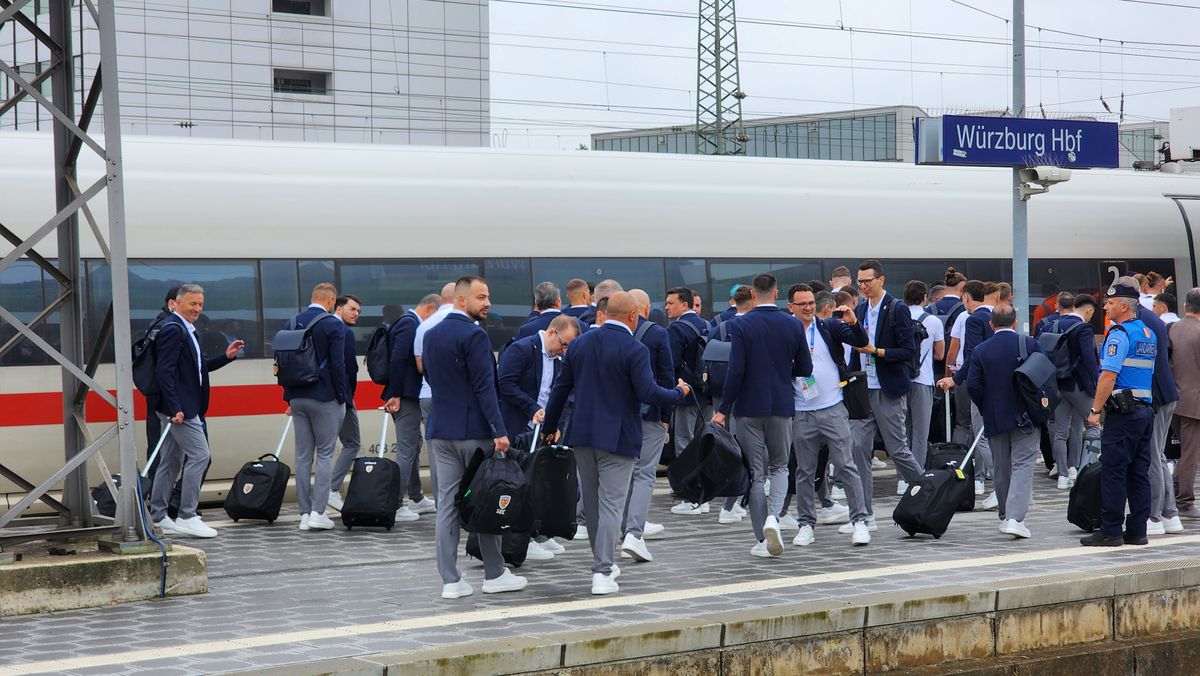 Naționala României a plecat spre Koln, din nou cu trenul » Fanii au făcut spectacol și în gară: „Ciocolata belgiană e cea mai bună. O să îi mâncăm”