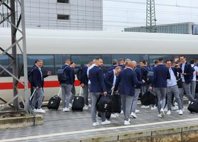 Naționala României a plecat spre Koln, din nou cu trenul » Fanii au făcut spectacol și în gară: „Ciocolata belgiană e cea mai bună. O să îi mâncăm”