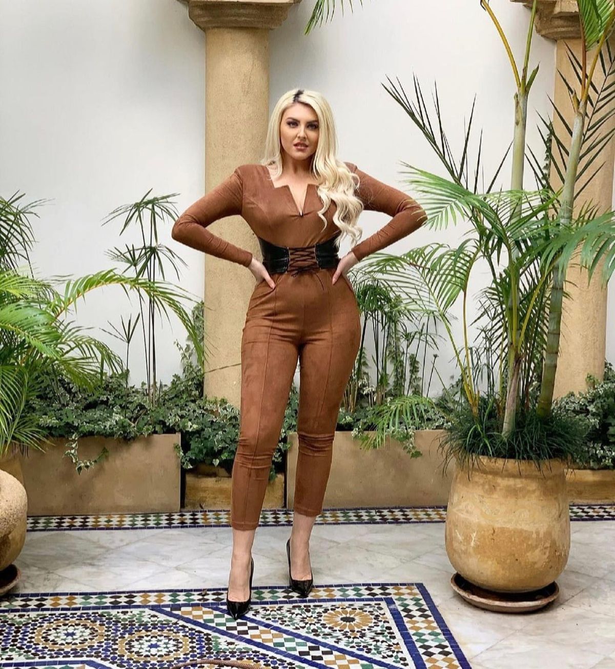 Raluca Câmpean, blonda care a lăsat în urma cariera de prezentatoare TV pentru a-l urma pe Reda Jaadi