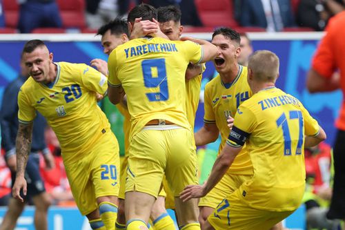 Jucătorii Ucrainei sărbătorind victoria cu Slovacia/ foto Imago Images