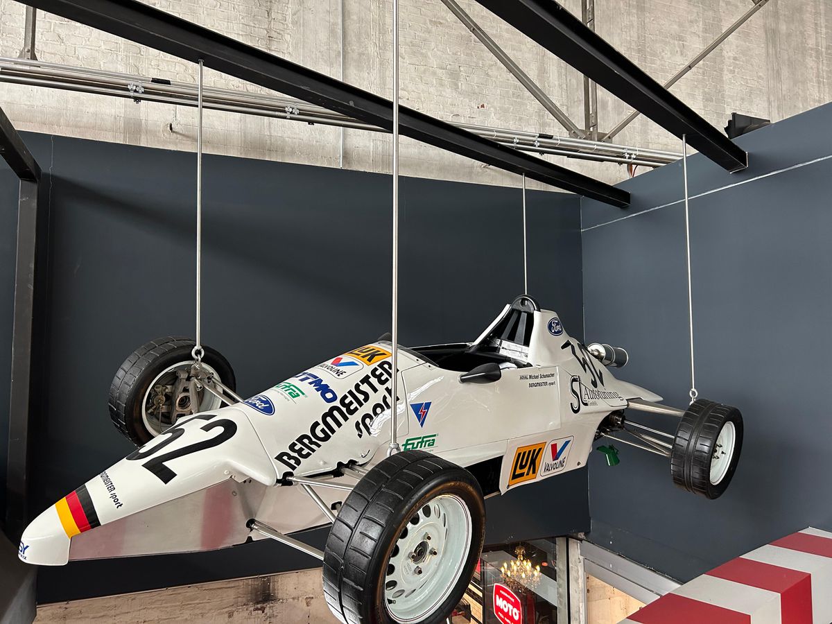 Pășiți în „sanctuarul” lui Michael Schumacher, lumea roșie a GOAT-ului din Formula 1! Colecția din Koln îți taie respirația