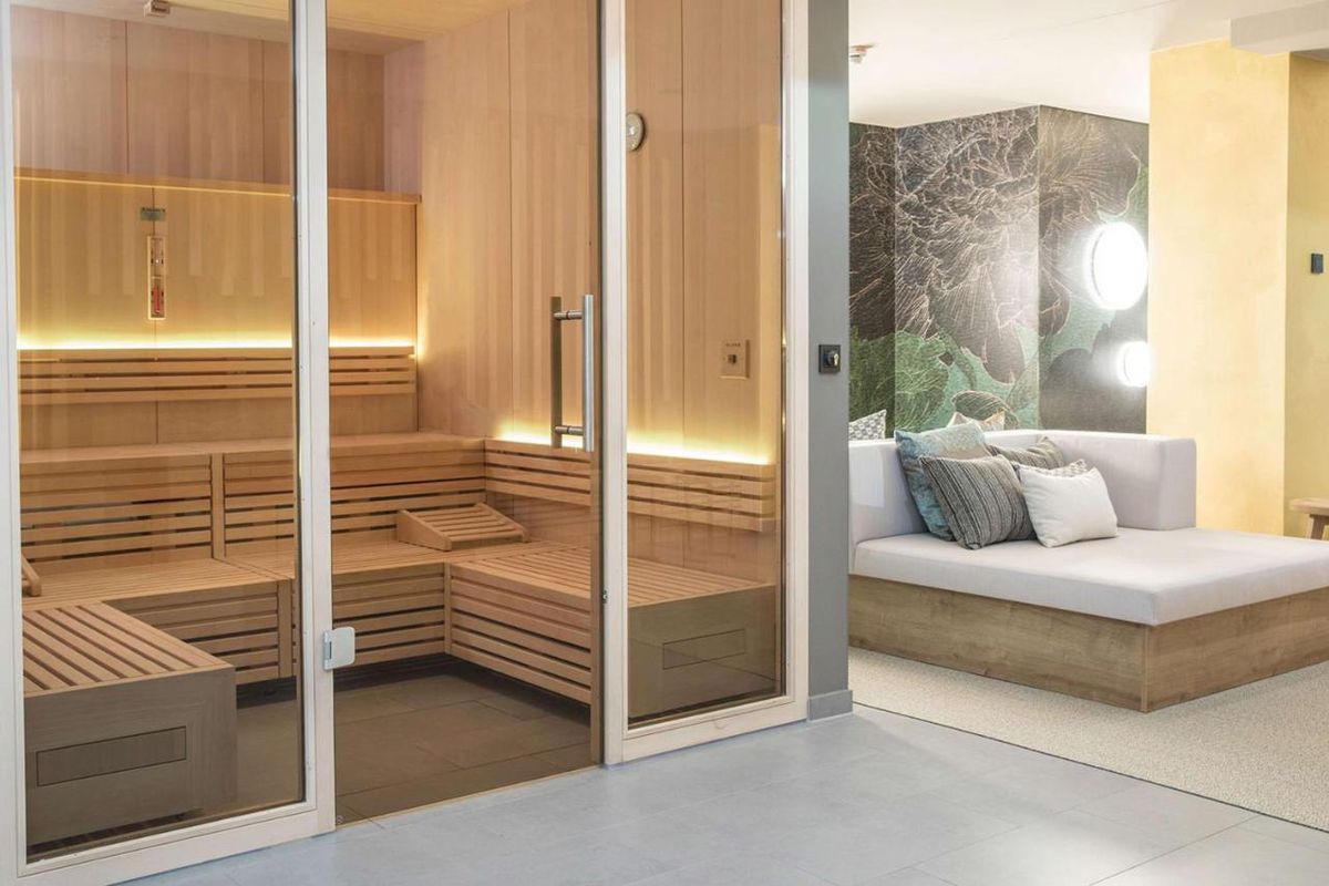 „Tricolorii” vor sta la Koln la un hotel unde camera costă 350 de euro pe noapte!