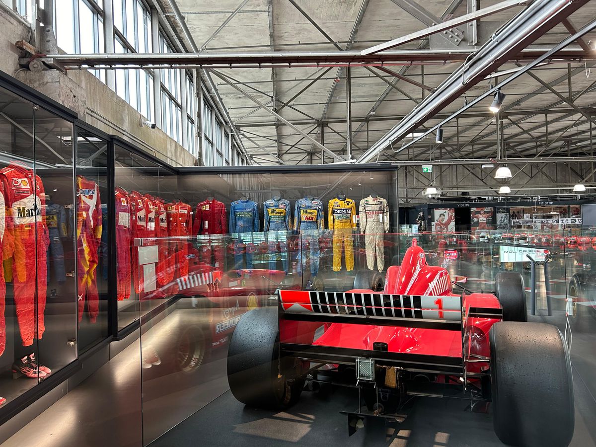 Pășiți în „sanctuarul” lui Michael Schumacher, lumea roșie a GOAT-ului din Formula 1! Colecția din Koln îți taie respirația
