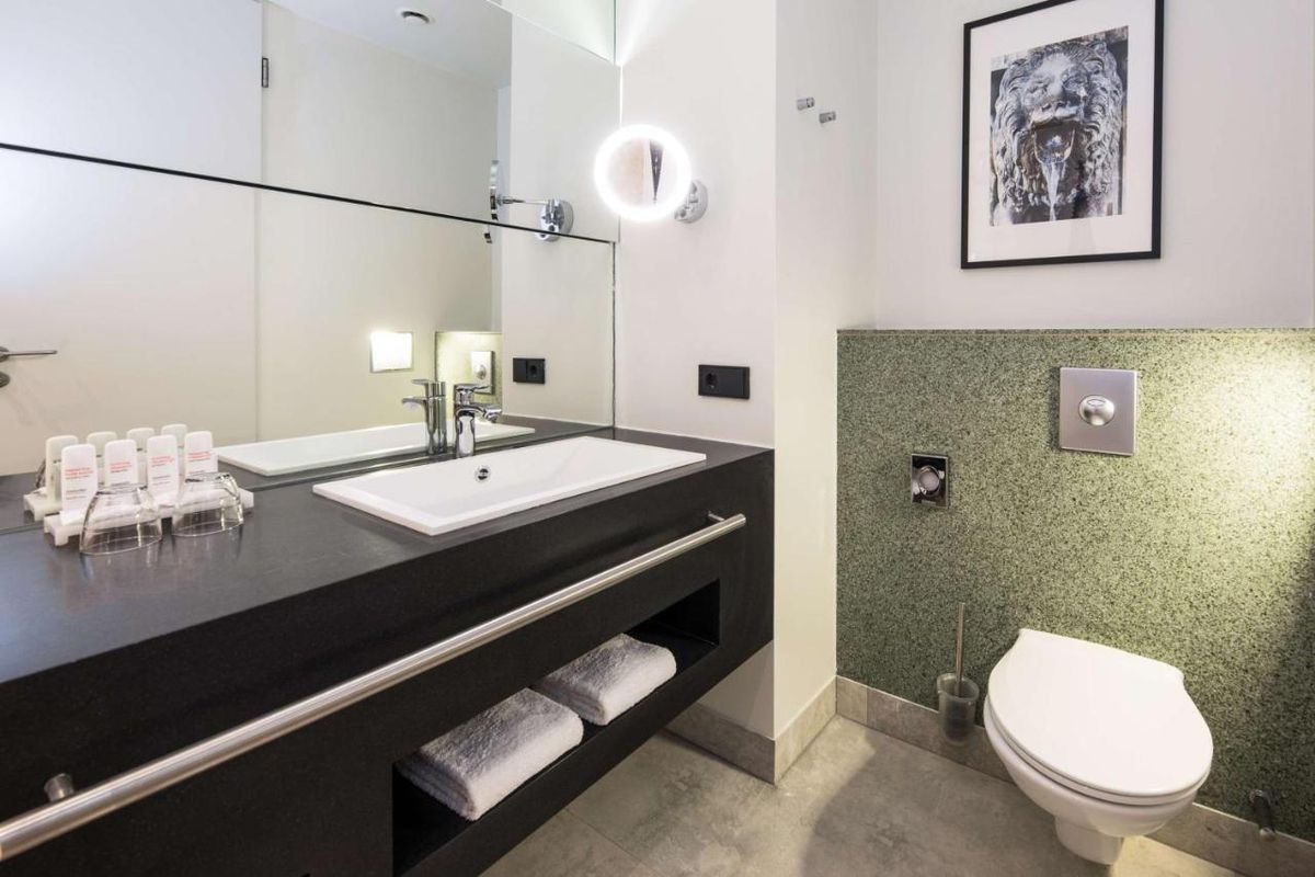 „Tricolorii” vor sta la Koln la un hotel unde camera costă 350 de euro pe noapte!