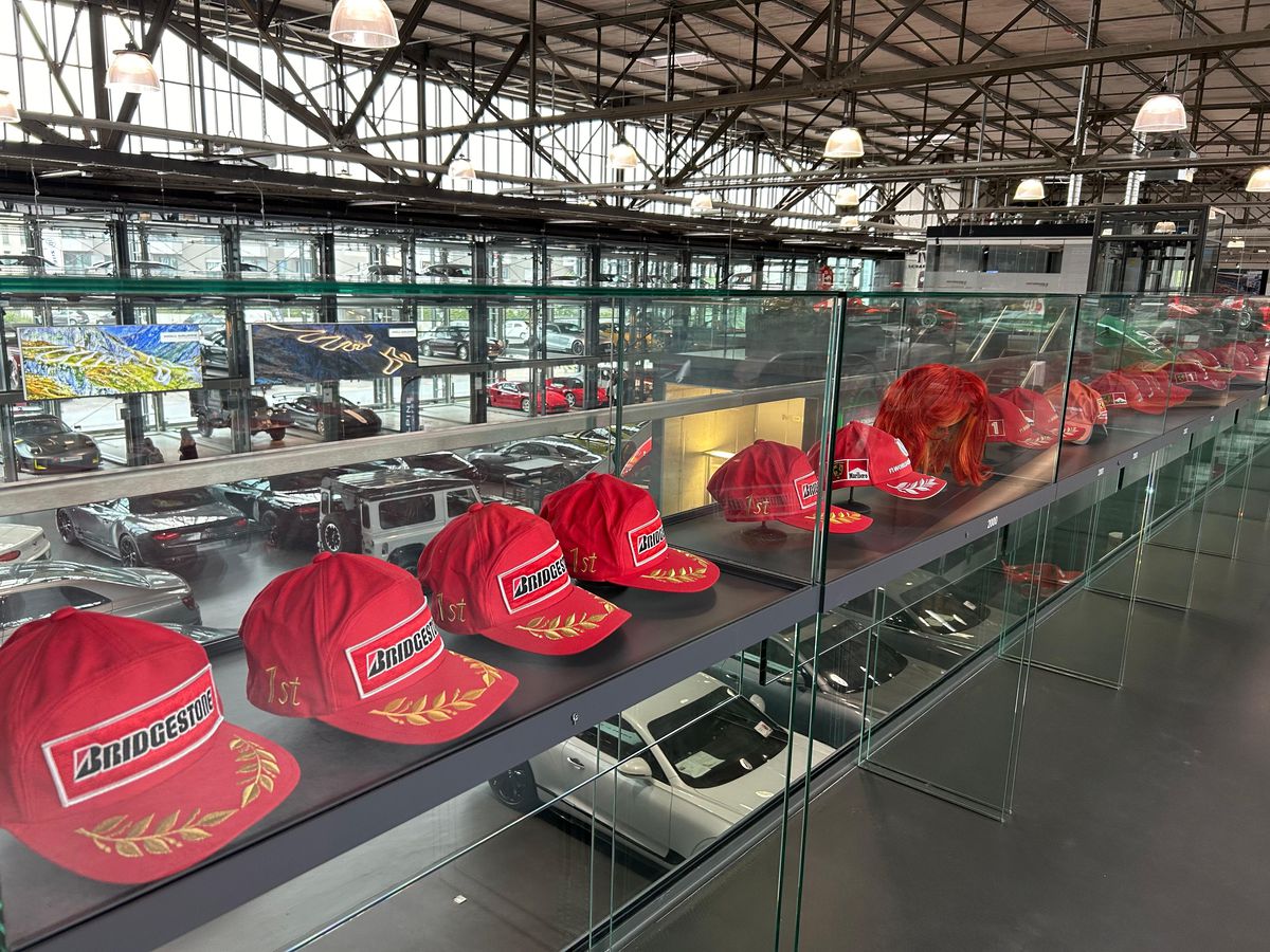 Pășiți în „sanctuarul” lui Michael Schumacher, lumea roșie a GOAT-ului din Formula 1! Colecția din Koln îți taie respirația