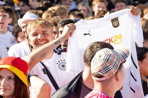 Un fan german arată mândru achiziția gratuită făcută de la Check24 / Foto: Imago
