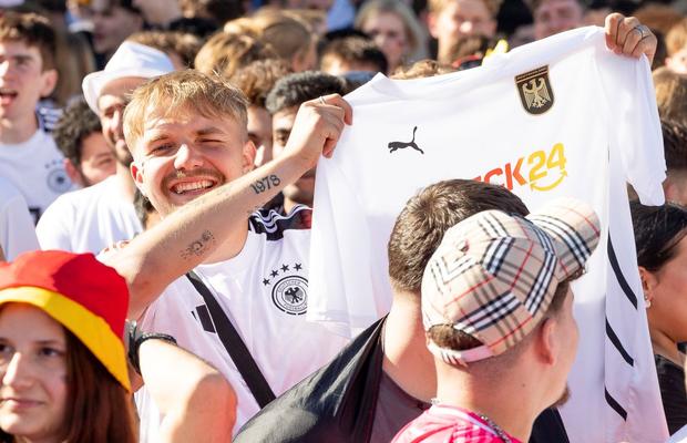 Incredibilă lovitură de PR dată la Euro 2024 » 5 milioane de tricouri fake ale naționalei Germaniei, comandate gratis de fani pe o aplicație care bate toate recordurile