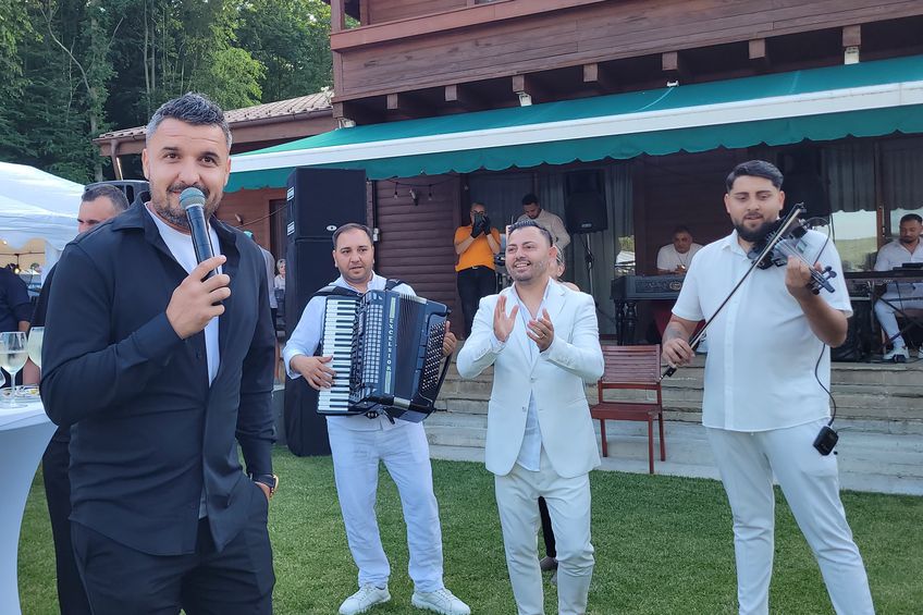VIDEO DE SENZAȚIE Constantin Budescu a luat microfonul și toți „petroliștii” au ieșit la dans: „Adu caii, Simioane!” / „Se vede Mamaia toată, Țanțooo”