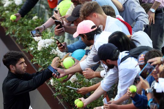 Carlos Alcaraz semnând autografe în turneul de la Roma Foto: Imago Images