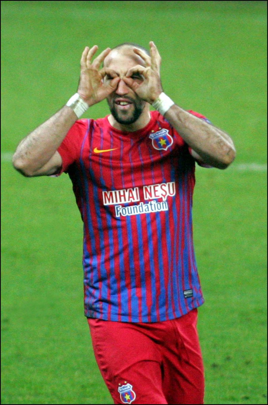Iasmin Latovlevici și celebra bucurie de la golul cu Ajax din 2013. Foto: Imago Images Episod memorabil la FCSB: „Când Tătărușanu îmi aranja cravata, știi ce i-am zis?” » Restul e istorie