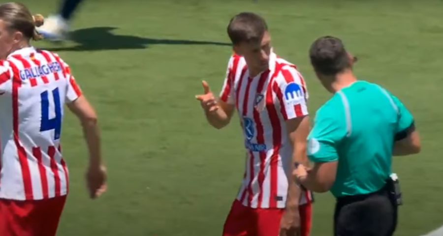 Istvan Kovacs îi arată al doilea cartonaș galben lui Clement Lenglet, pentru proteste, și-l elimină în PSG - Atletico 5-0 / Foto: DAZN Circulara neașteptată primită de cluburi » Indisciplina costă scump! FIFA a încasat deja peste 1 milion de euro