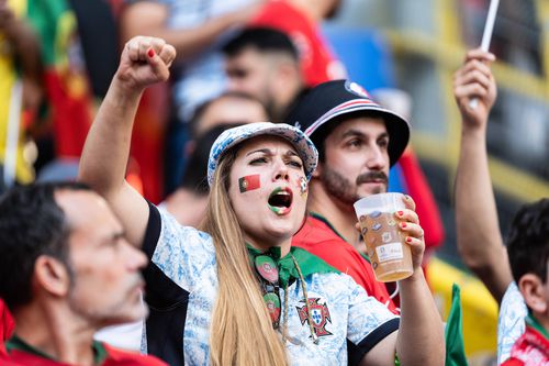 Liber la bere pe stadioanele din România » „Legea Dragomir” va fi modificată! Ce facilități și obligații prevede pentru fani
