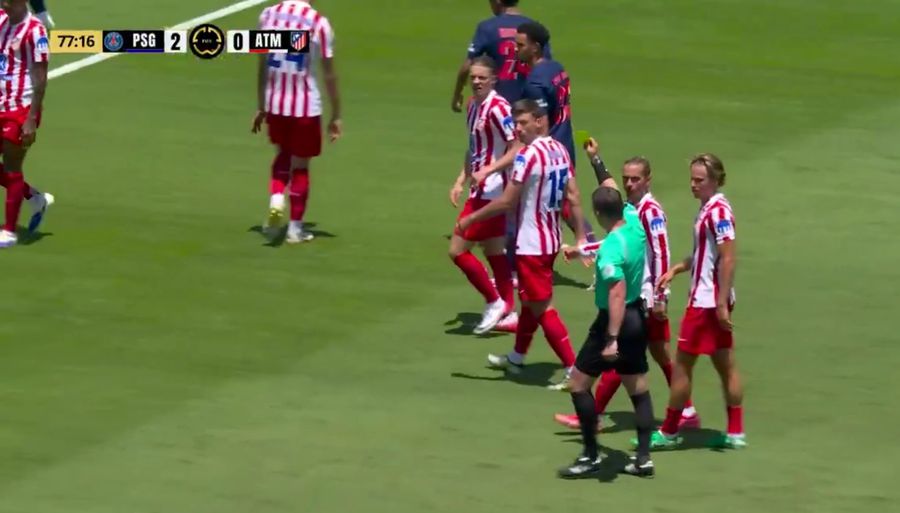 Istvan Kovacs îi arată al doilea cartonaș galben lui Clement Lenglet, pentru proteste, și-l elimină în PSG - Atletico 5-0 / Foto: DAZN Circulara neașteptată primită de cluburi » Indisciplina costă scump! FIFA a încasat deja peste 1 milion de euro