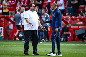 Răsturnare de situația la clubul din Premier League » La o lună după ce a fost certat de patron pe teren, antrenorul și-a prelungit contractul