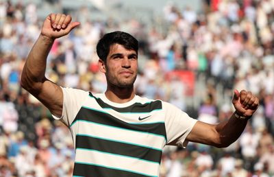 Carlos Alcaraz, în a 5-a finală consecutivă! Numărul 2 mondial a obținut a 17-a victorie la rând și cauta revanșa în ultimul act de la Queen’s