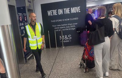 Un antrenor altfel: lucrează în aeroport după ce a fost dat afară din Championship!