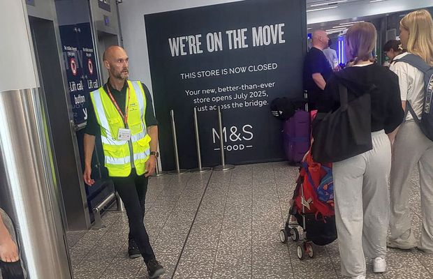 Un antrenor altfel: lucrează în aeroport după ce a fost dat afară din Championship!