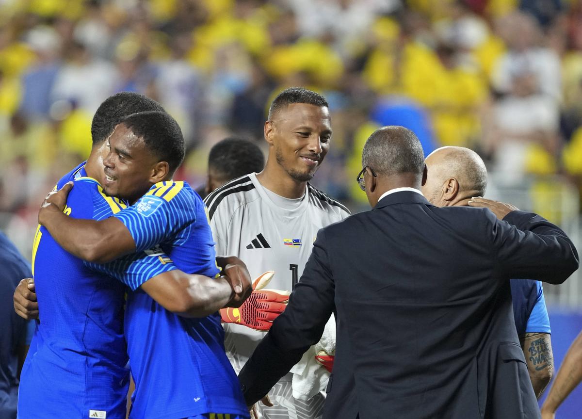 Imagini rare! Selecționerul a început să plângă pe teren după finalul meciului de la Mondial