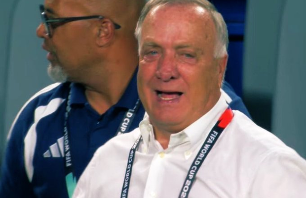 Imagini rare! Selecționerul a început să plângă pe teren după finalul meciului de la Mondial